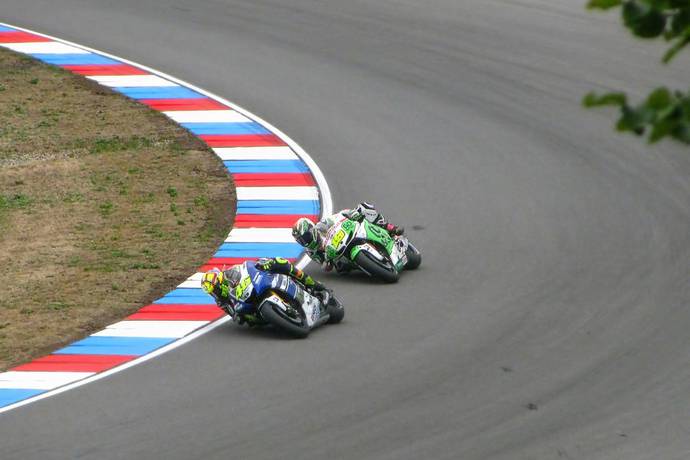 Curtir uma Prova de Velocidade no Autódromo